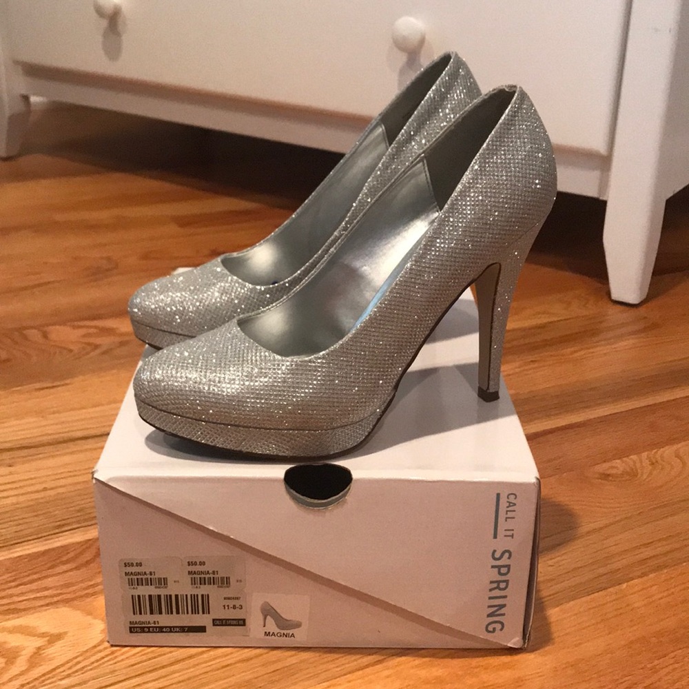Gorgeous silver glitter heels!